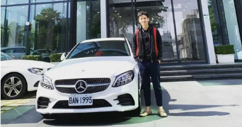 ▲法官兒子、前高雄市律師公會副秘書長陳逸軒涉嫌與富二代組詐團撈4億元，他不到30歲已買下價值300萬的賓士E-CLASS。（圖／翻攝IG）