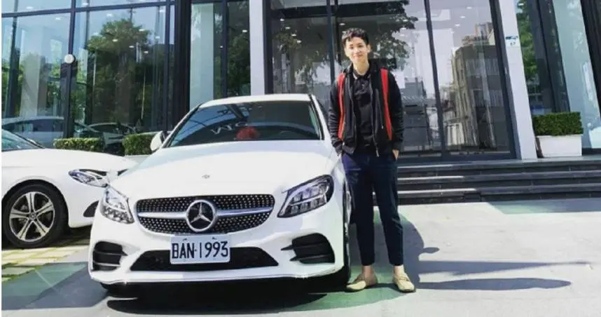 ▲法官兒子、前高雄市律師公會副秘書長陳逸軒涉嫌與富二代組詐團撈4億元，他不到30歲已買下價值300萬的賓士E-CLASS。（圖／翻攝IG）