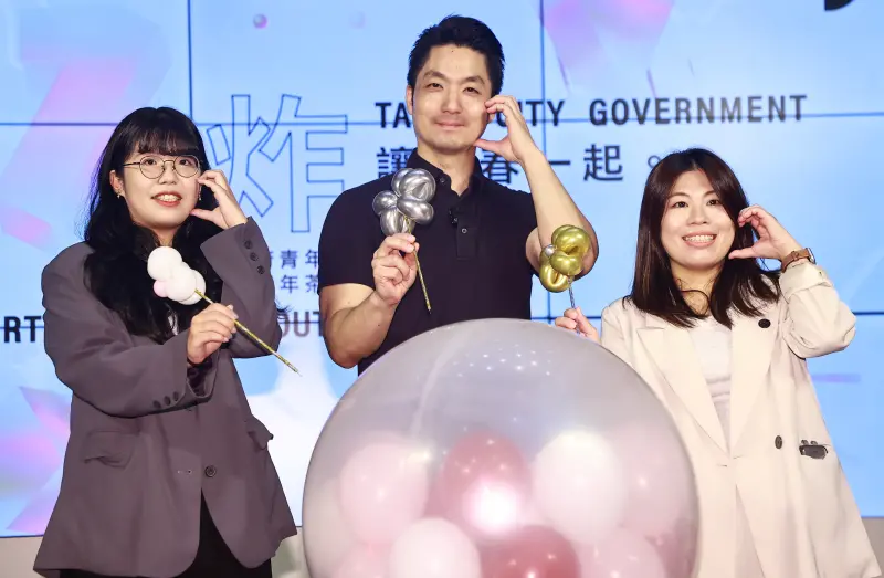 ▲北市青年局成立一週年茶會，台北市長蔣萬安（中）、青年局長周羿希（右）合影。（圖／記者葉政勳攝，2025.06.18）