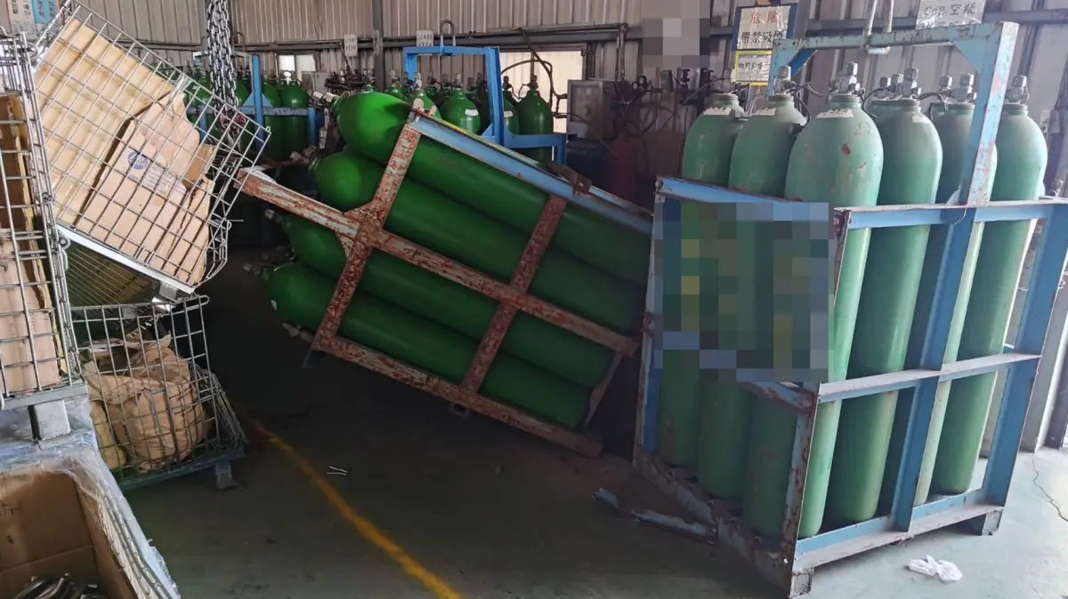 ▲高雄市阿蓮區玉安街某工廠今天上午再進行舊鋼瓶吊掛作業時，疑因吊環斷裂，導致鋼瓶架脫落，直接墜落砸中68歲大貨車司機何男頭部。(圖／記者郭凱杰翻攝)