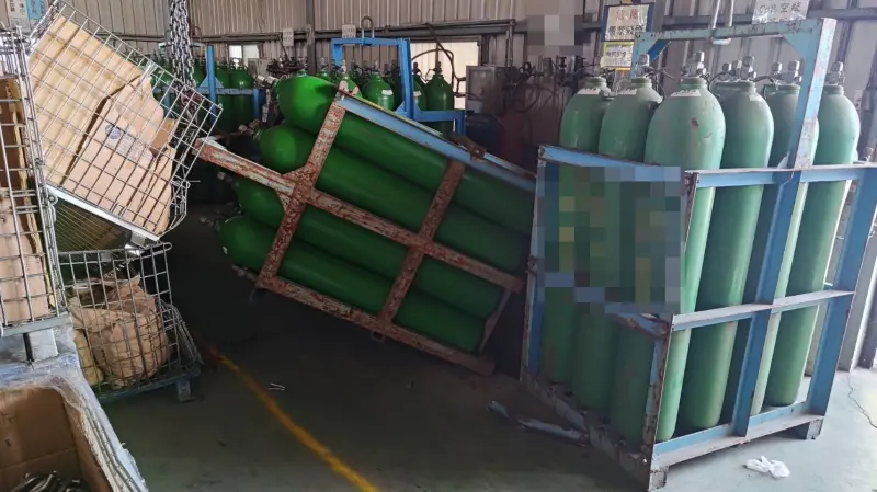 ▲高雄市阿蓮區玉安街某工廠今天上午再進行舊鋼瓶吊掛作業時，疑因吊環斷裂，導致鋼瓶架脫落，直接墜落砸中68歲大貨車司機何男頭部。(圖／記者郭凱杰翻攝)