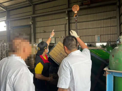 ▲警方獲報後立即派員趕赴現場處理，並同步通知消防、勞檢及鑑識單位協助處理。所幸何男送醫急救，目前恢復生命跡象。(圖／記者郭凱杰翻攝)