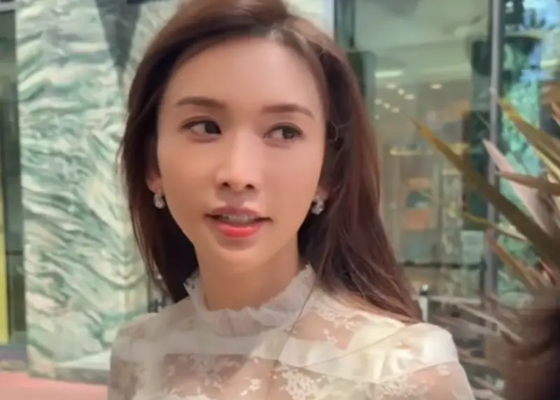 ▲林志玲（如圖）在坎城趕場活動時遇到塞車，她果斷「棄車」在街頭狂奔，化妝師追在後面跑到超喘，林志玲則依舊維持優雅，讓粉絲大讚她簡直是「在逃公主」。（圖／林志玲臉書）