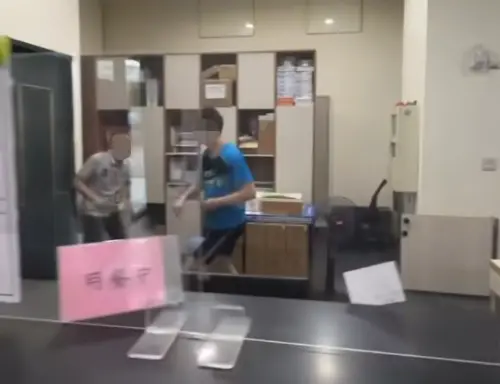 ▲萬能科大學生打舍監(圖/翻攝自桃園都臉書粉專) ▲萬能科大學生打舍監(圖/翻攝自桃園都臉書粉專)