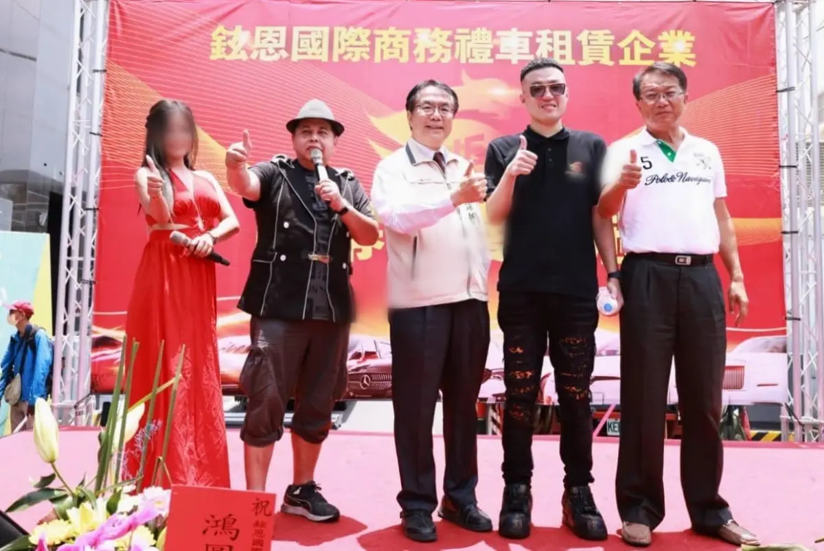 ▲前台南市副市長顏純左（右一）的兒子顏大鈞（右二）涉嫌吸金案，6月11日意圖從機場出境遭攔截後失聯6天，在17日晚間遭警方拘提到案。（圖／翻攝黑面藝人臉書）