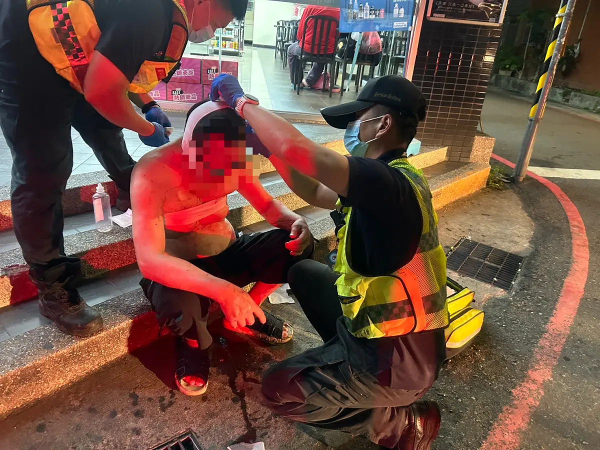 ▲救護人員為背部插刀的阿伯處理傷口（圖/記者鄧力軍翻攝）