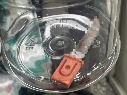 ▲醫院從傷者背部取下的刀子（圖/記者鄧力軍翻攝）