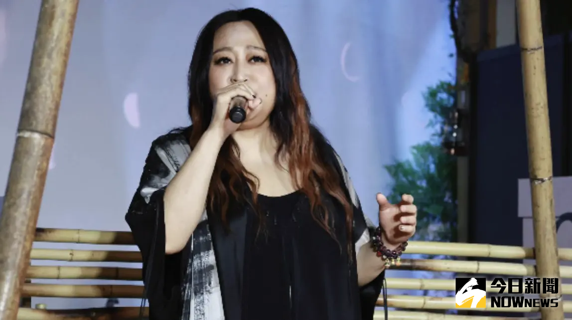 ▲花蓮洪災重創，歌手家家（如圖）因發文「不用感謝政府」惹議，雖已刪文道歉仍遭炎上，姊姊紀曉君在IG限動無奈發聲，暗指妹妹疑酒後失言，呼籲勿做後悔之事。（圖／記者吳翊緁攝影）