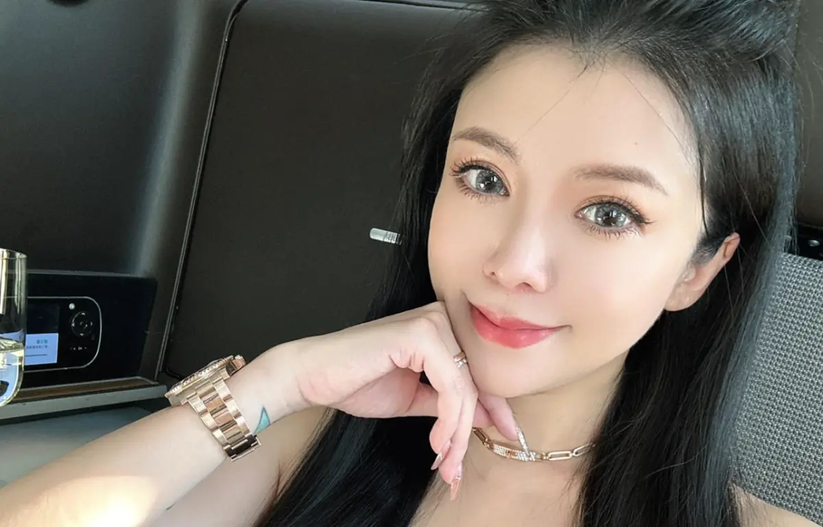 ▲36歲網紅鄒佩君（如圖）升格當阿嬤了，她過去曾分享自己的坎坷人生，15歲就開始工作、16歲當上媽媽，靠著自己努力打拚如今才收穫幸福的家庭和成功的事業。（圖／鄒佩君IG）