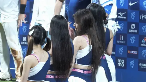 ▲南珉貞（左2）一直與李珠珢（右2）咬耳朵，關心她的狀況。（圖／讀者提供）