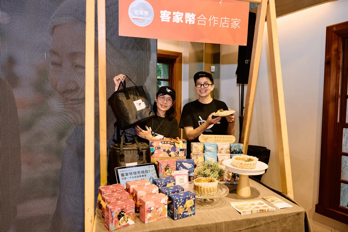 ▲只要是獲表揚為客語家庭成員及2025年通過客語認證者將發放28萬份面額1000元之數位客家幣，合計價值達2.8億元，可在全台70個客家文化重點發展區的客家幣合作店家消費。（圖／客委會提供）