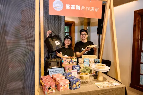 只要是獲表揚為客語家庭成員及2025年通過客語認證者將發放28萬份面額1000元之數位客家幣,合計價值達2.8億元,可在全台70個客家文化重點發展區的客家幣合作店家消費。 ▲只要是獲表揚為客語家庭成員及2025年通過客語認證者將發放28萬份面額1000元之數位客家幣,合計價值達2.8億元,可在全台70個客家文化重點發展區的客家幣合作店家消費。(圖/客委會提供)