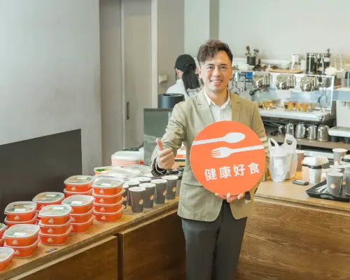 路易莎「黑臉→白臉」營收創新高!逾200家招牌「沒有臉」原因曝 ▲路易莎咖啡董事長黃銘賢親自介紹全新設計的「健康好食」標誌,只要看見手中的招牌,就能吃到低熱量高CP值便當。(圖/路易莎咖啡提供)