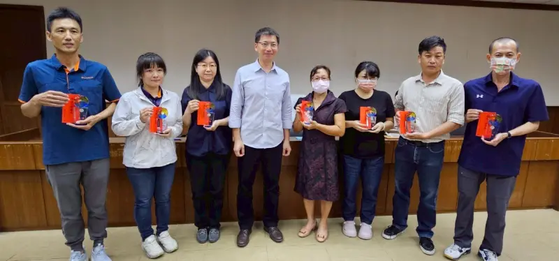 ▲屏東縣政府公開表揚19位績優工友、由副縣長黃國榮親自頒獎約用人員及專案人員。（圖／屏東縣府提供）