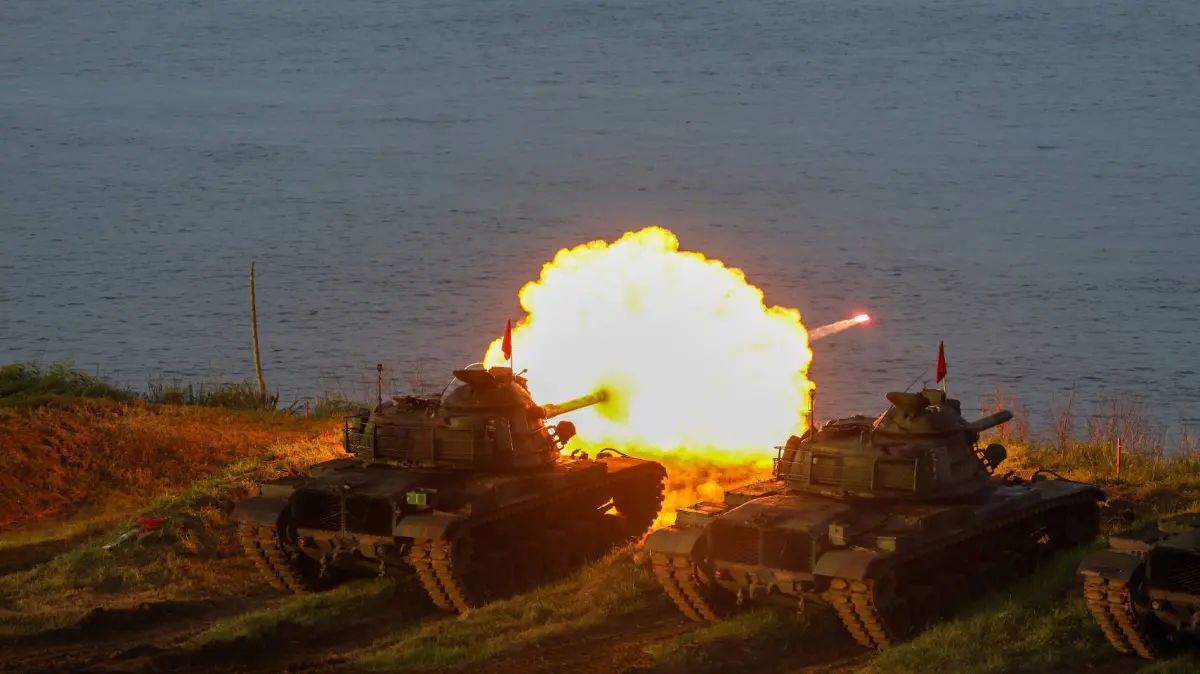 ▲陸軍澎防部今日清晨舉行6月份「鎮疆操演」實彈射擊演練，M60A3戰車實施精準打擊能力。（圖／澎防部提供）