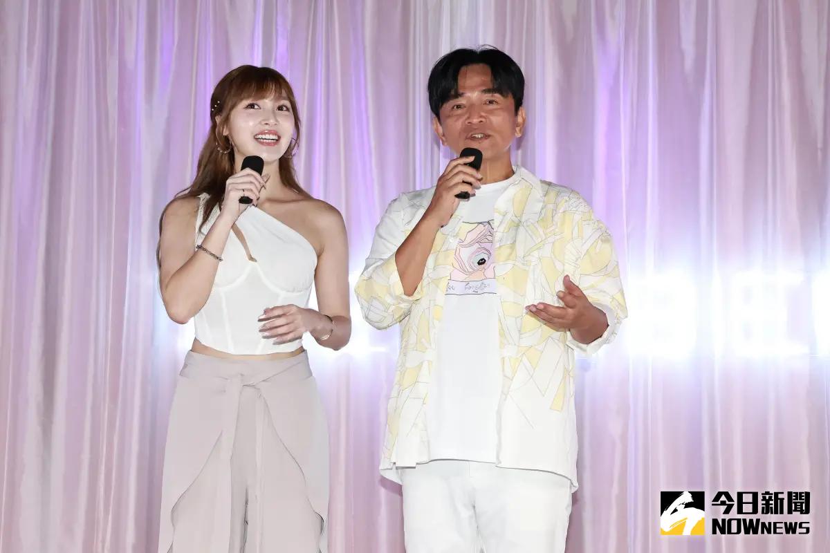 ▲「浪LIVE電豹女」職籃啦啦隊成員草莓（左）發行首支個人單曲〈末日有我〉，吳宗憲今（18）日現身記者會站台，當場還原對方邀約拍MV內幕，打趣形容笑說：「根本被仙人跳！」（圖／記者吳翊緁攝影）