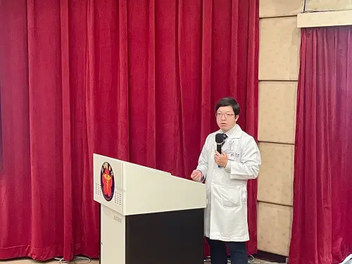 ▲三總胸腔內科醫師孟繁俊表示，「打呼音量、頻率紊亂」是睡眠呼吸中止症的一大特徵。（圖／記者張志浩攝）