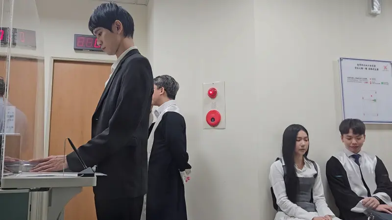 ▲Andy(左1)在等候開庭時,前女友家寧(右2)就在背後不到1公尺處,氣氛冰冷尷尬。(圖/記者劉松霖攝)
