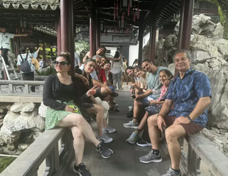 ▲有一團伊朗旅行團，13日當天正在中國旅遊，因為得知自己國家被炸，趕緊草草結束行程返國。中國導遊也感慨，「這大概是我帶過最傷心的團」。（圖／翻攝自微博）