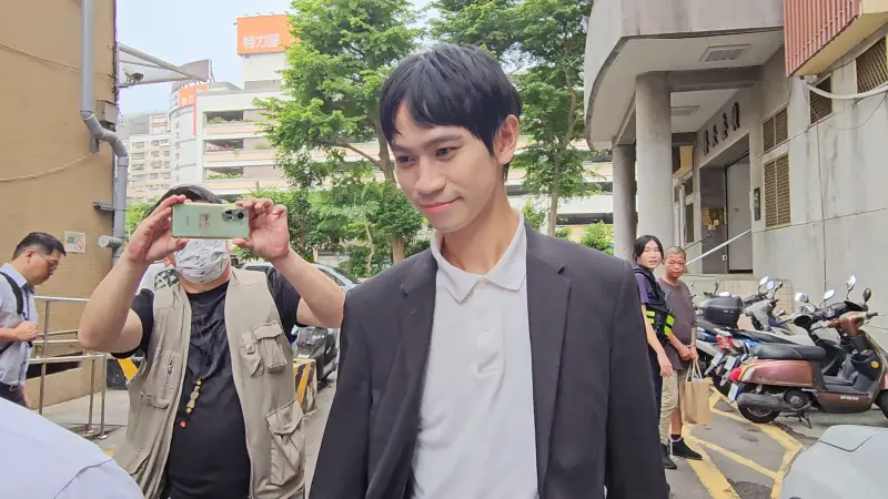 ▲Andy一開始面對媒體堵訪,還露出微笑。(圖/記者劉松霖攝)