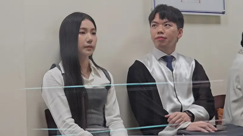 ▲家寧比Andy早抵達地檢署,已坐在偵查庭外等候,與Andy同框,她表情略顯尷尬。圖/記者劉松霖攝)