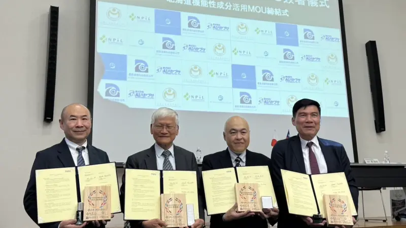 ▲活用北海道機能性成分MOU 簽署儀式後合影。由左至右為慧穎生醫總經理謝震、金屬中心董事長林仁益、日本AI HAYABUSA公司社長村松洋明、智能未來副董事長黃啟明。（圖／金屬中心提供）