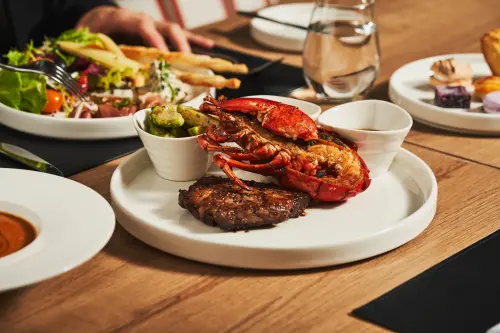 W飯店也有吃到飽了！假日限定每人1780元起　主菜有帝王蟹、龍蝦
