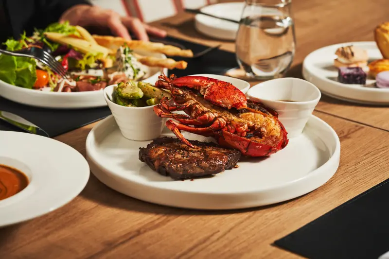 ▲台北W飯店的法式餐廳「Seasons by olivier e. 」推出假日限定的半自助式吃到飽「Weekend Brunch」，有多款主餐選擇，搭配美食吧，圖為主菜豪華海陸。（圖／W飯店提供）