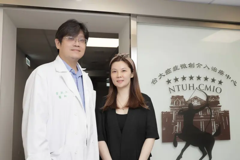▲林少萍透過卓越媒體集團捐款給澎湖海文教醫療慈善基金會，左為董事長黃凱文醫師。（圖／澎湖海文教醫療慈善基金會）