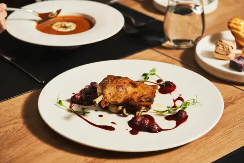 ▲台北W飯店的法式餐廳「Seasons by olivier e. 」推出假日限定的半自助式吃到飽，主餐有多種選擇，搭配美食吧，圖為主菜油封鴨。（圖／W飯店提供）