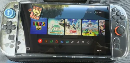 ▲MIG 燒錄卡（左上）是非官方推出的特殊遊戲卡匣，可以讓玩家「一張卡遊玩多款遊戲」。（圖／X）