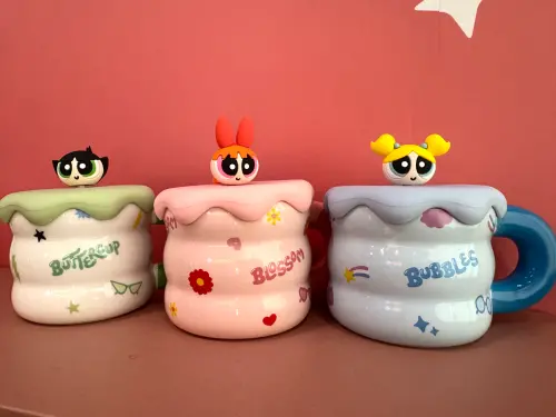 矽膠杯蓋馬克杯,甜美蛋糕杯身+防塵杯蓋,加價購349元。(圖/記者鍾怡婷攝) ▲矽膠杯蓋馬克杯,甜美蛋糕杯身+防塵杯蓋,加價購349元。(圖/記者鍾怡婷攝)