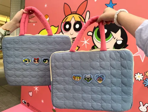 15吋筆電包內部加厚防震,加價購499元。(圖/記者鍾怡婷攝) ▲15吋筆電包內部加厚防震,加價購499元。(圖/記者鍾怡婷攝)