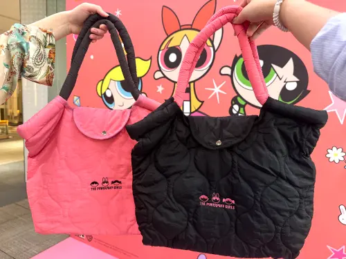 大容量手提包,絎縫時尚配色,大容量收納,加價購499元。(圖/記者鍾怡婷攝) ▲大容量手提包,絎縫時尚配色,大容量收納,加價購499元。(圖/記者鍾怡婷攝)