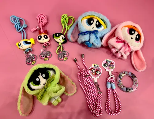 兔耳絨毛吊飾,加價購349元;1+1手機掛繩+泳圈吊飾組,加價購299元;掛繩icash2.0,加價購369元。(圖/記者鍾怡婷攝) ▲兔耳絨毛吊飾,加價購349元;1+1手機掛繩+泳圈吊飾組,加價購299元;掛繩icash2.0,加價購369元。(圖/記者鍾怡婷攝)