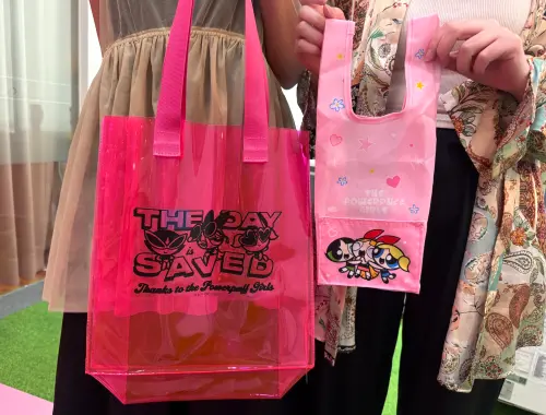 ▲康是美同步推出滿額免費送活動,購買指定商品滿額即可獲得飲料袋。(圖/記者鍾怡婷攝) ▲康是美同步推出滿額免費送活動,購買指定商品滿額即可獲得飲料袋。(圖/記者鍾怡婷攝)