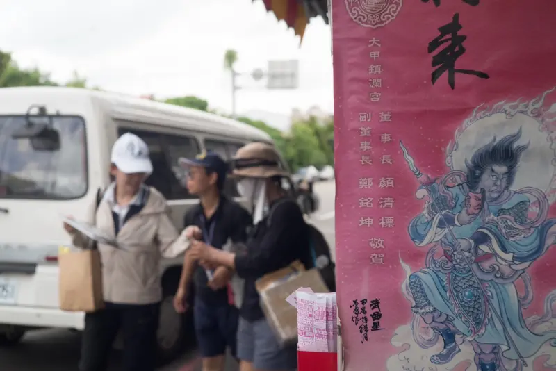 ▲「中二解顏」志工大街小巷宣傳連署，但目前仍缺2000件連署書。（圖／罷團「中二解顏」提供，2025.06.18）