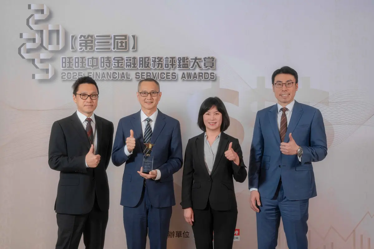 ▲「2025旺旺中時金融服務評鑑大賞」頒獎典禮，中信金控勇奪永續、服務、創新、資安四大類獎項。中信銀行資訊安全長吳佑文（左二）、副總經理武于程（右一）、協理李秋萍（右二）、協理李乾元（左一）出席領獎。（圖／中信金控提供）