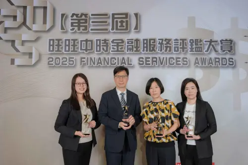 ▲「2025旺旺中時金融服務評鑑大賞」台灣人壽成果亮眼，中信金控副總經理孫紀蘭（右二），以及台灣人壽資安長詹中傑（左二）、協理廖桂葶（左一）、協理周家茜（右一）出席「2025旺旺中時金融服務評鑑大賞」並受獎。（圖／中信金控提供）