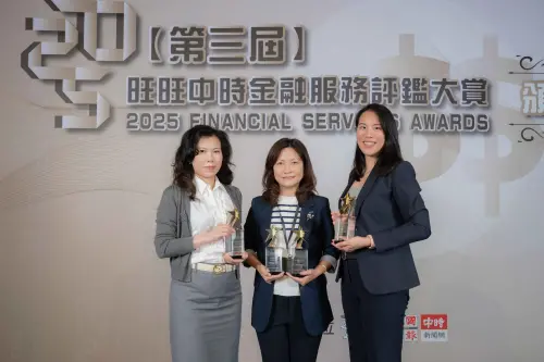 ▲中信證券副總經理倪玉純（中）、副總經理趙素梅（左）、協理楊上萱（右）代表領取「2025旺旺中時金融服務評鑑大賞」獎項。（圖／中信金控提供）