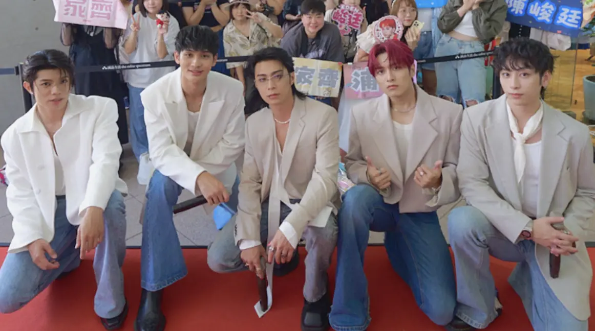 ▲FEniX由陳峻廷（左起）、夏浦洋、MAX（徐彭臒）、李承隆及曹家齊組成，本月15日全員出席香氛品牌一日店長活動，現場吸引超過500名粉絲朝聖，並在台上預告新作品目前正進入籌備階段。（圖／Ease香氛提供）