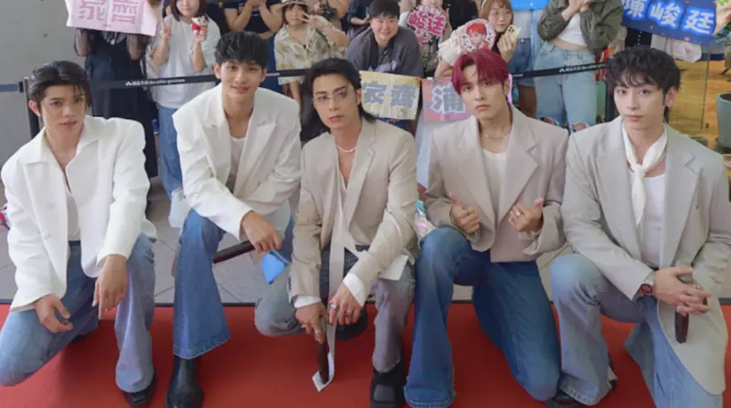 ▲FEniX由陳峻廷（左起）、夏浦洋、MAX（徐彭臒）、李承隆及曹家齊組成，本月15日全員出席香氛品牌一日店長活動，現場吸引超過500名粉絲朝聖，並在台上預告新作品目前正進入籌備階段。（圖／Ease香氛提供）