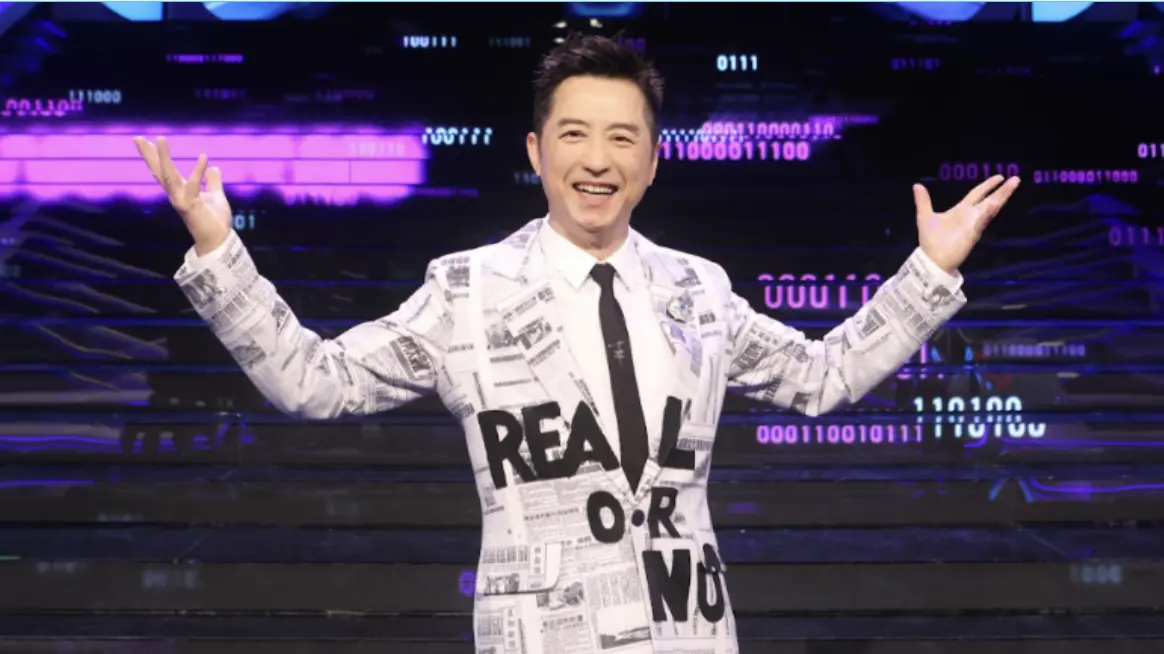 ▲庾澄慶（如圖）睽違11年，接下台灣棚內綜藝節目《哈！真相大白了》，參戰每周一至周三晚間9點時段，打造出融合推理查核與娛樂效果於一體的新型態，形容道自己就像「資訊清道夫。」（圖／公視提供）