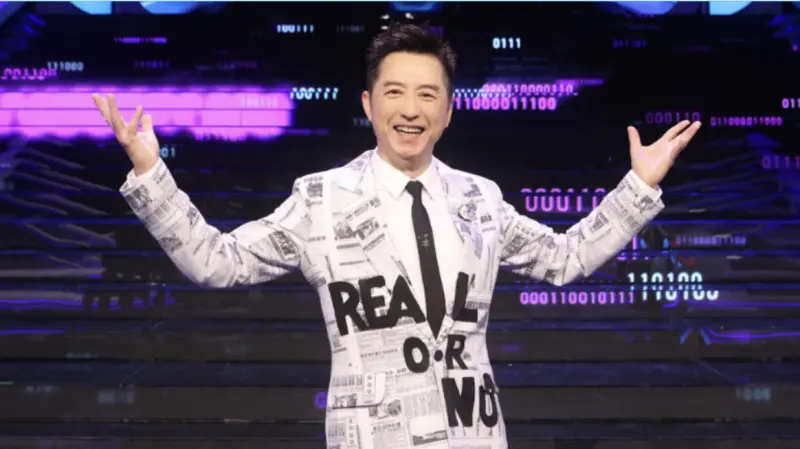 ▲庾澄慶（如圖）睽違11年，接下台灣棚內綜藝節目《哈！真相大白了》，參戰每周一至周三晚間9點時段，打造出融合推理查核與娛樂效果於一體的新型態，形容道自己就像「資訊清道夫。」（圖／公視提供）