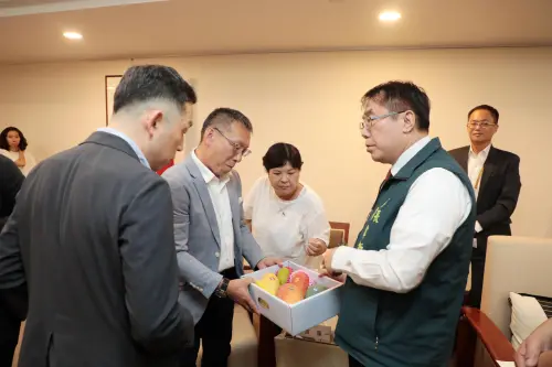 ▲黃偉哲表示，除了愛文芒果之外，去年開始進口到日本的紅龍果同樣大受當地歡迎。他也期盼未來可以拓展更多品項上架到QUEEN'S ISETAN。（圖／南市府提供）