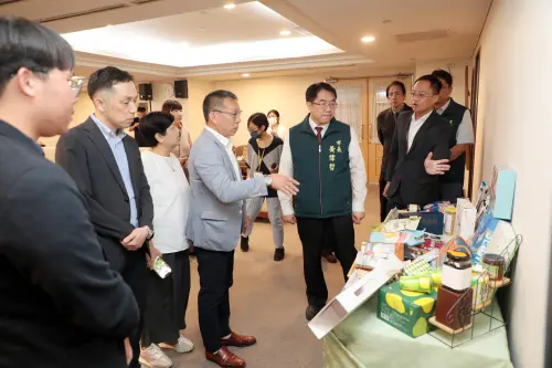 ▲今天交流活動上，農業局準備各品種芒果、火龍果等鮮果供貴賓品嚐，也展示推薦給QUEEN'S ISETAN上架的各式農產加工品。（圖／南市府提供）