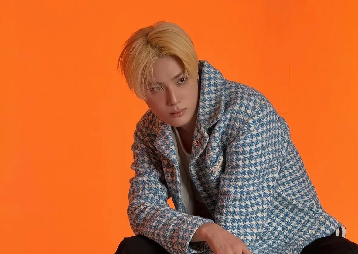 ▲韓國男團THE BOYZ 周鶴年（如圖）遭拍與前成人片女優明日花綺羅親密互動，還花錢「滾床單激戰」遭公司宣布解除合約，對此他在昨（18）日深夜在IG曬手寫道歉信，強調自己「絕無不法行為」。（圖／翻攝自周鶴年IG）