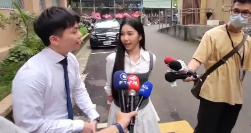 快訊/超尷尬!Andy、家寧分手互告等開庭同框畫面曝光 ▲家寧比Andy早抵達地檢署,已坐在偵查庭外等候,與Andy同框,她表情略顯尷尬。圖/翻攝畫面)