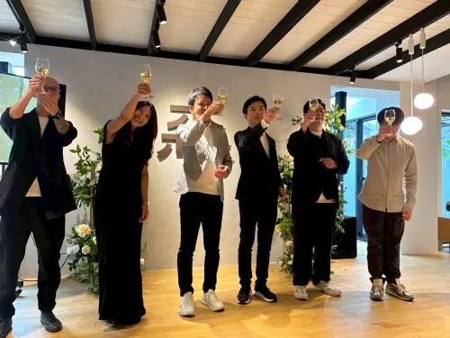看好台中強勁消費力 頂級家具選品ALOT LIVING進駐台中 ▲ 頂級家具選品ALOT LIVING今天開幕,多位遠從日本來的家具品牌主理人舉杯同慶。(圖/記者金武鳳攝,2025.6.18)