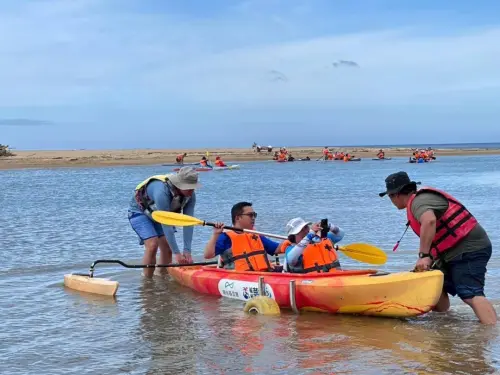 ▲海洋委員會為台灣無障礙海洋日活動暖身，在福隆海水浴場為身障者體驗親海活動。(圖／海洋委員會提供)